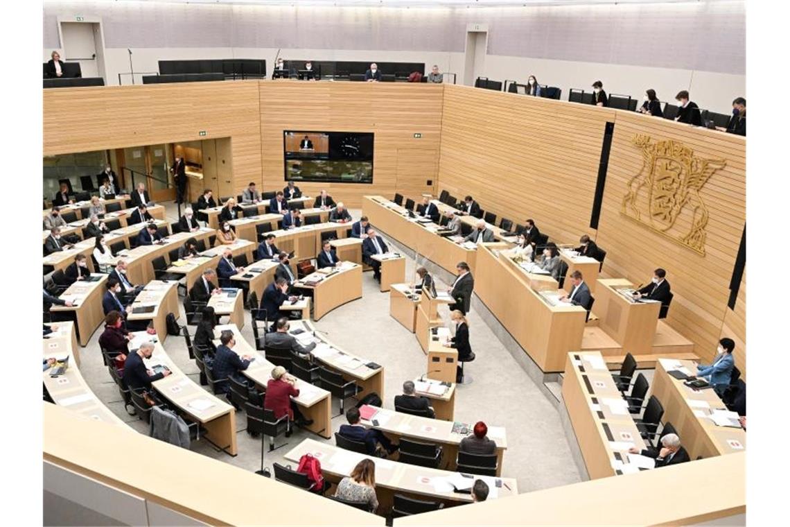 Landtag lehnt landesweite Hotspot-Regelung ab Abgeornedete des Landtags von Baden-Württemberg sitzen bei einer Debatte im Plenum. Foto: Bernd Weißbrod/dpa