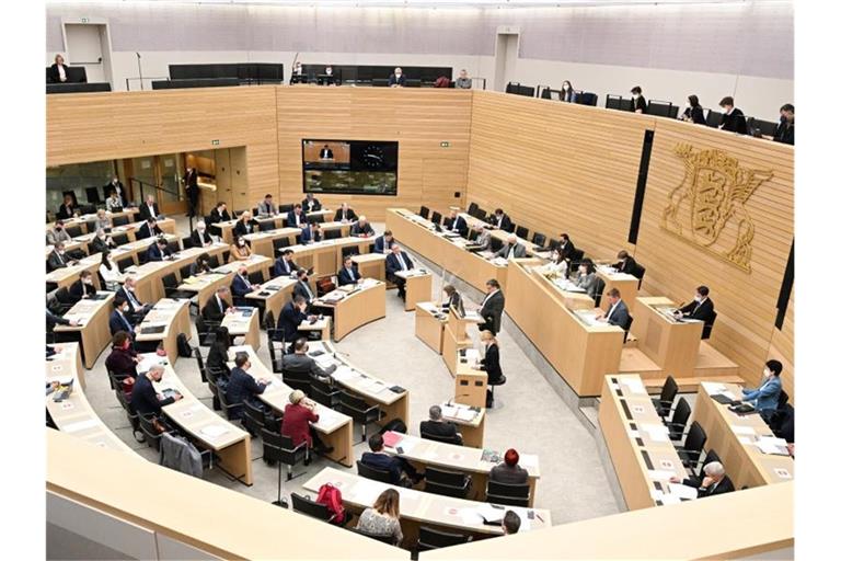 Abgeornedete des Landtags von Baden-Württemberg sitzen bei einer Debatte im Plenum. Foto: Bernd Weißbrod/dpa