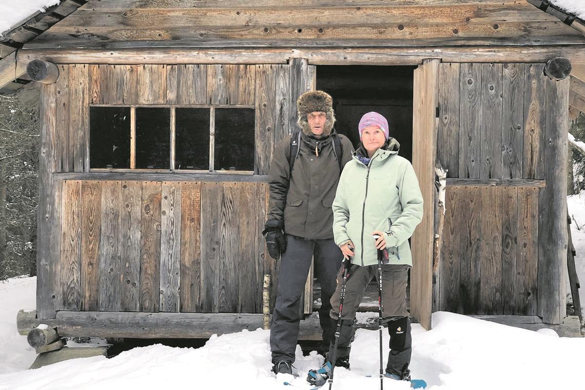 Abgeschiedenheit statt All-inclusive-Urlaub: Astrid und Rüdiger Szelest vor ihrer Blockhütte in der russischen Taiga. Hier gibt es weder Strom noch fließend Wasser, dafür aber jede Menge unberührte Natur.Fotos: privat