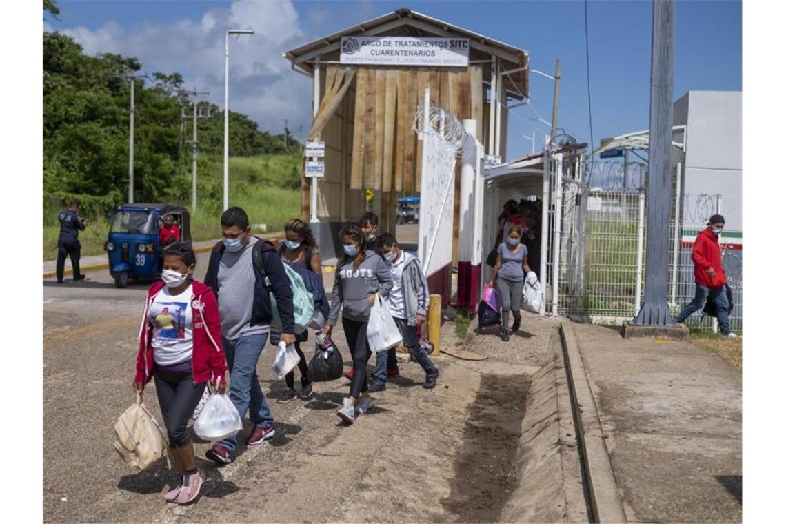 Abgeschobene Migranten kommen in El Ceibo an. Foto: Santiago Billy/AP/dpa
