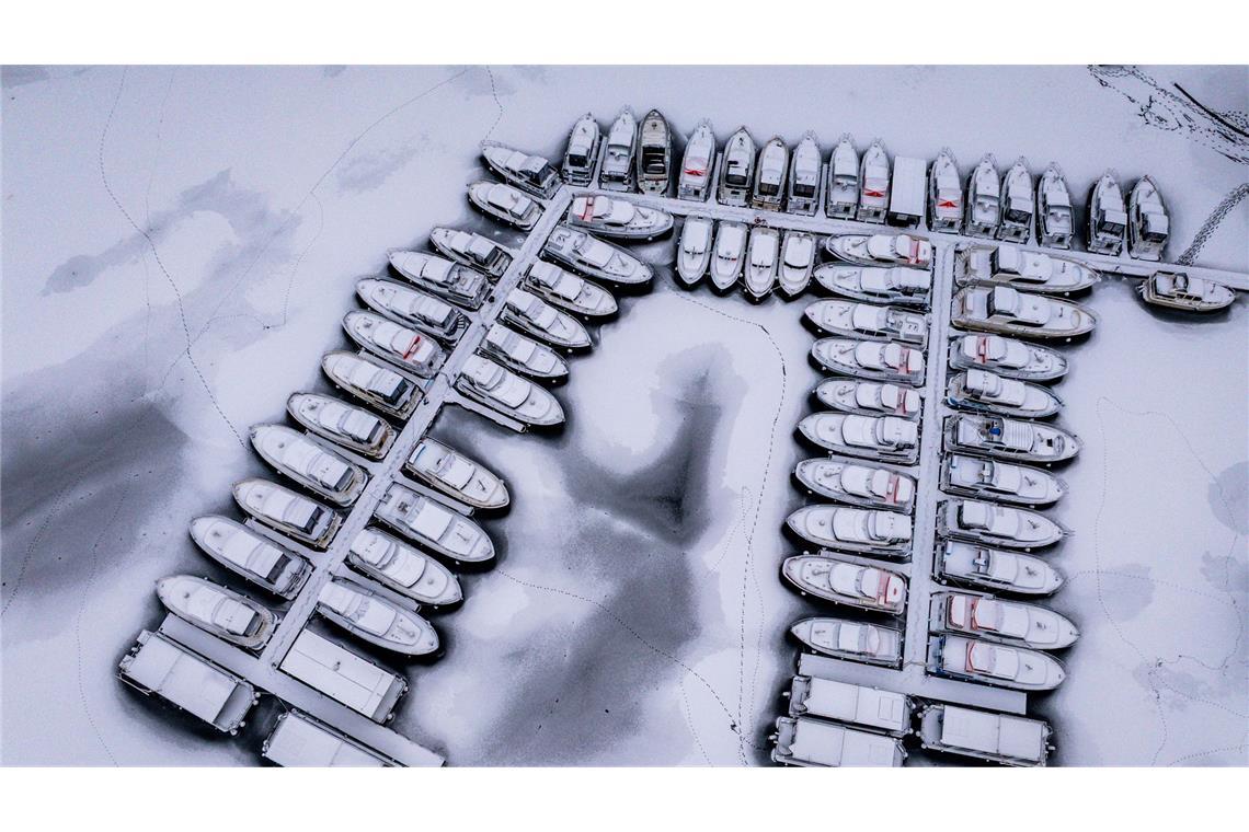 Abgesehen von vereinzelten offenen Engstellen liegt eine geschlossene Eisdecke über den Mecklenburger Oberseen.