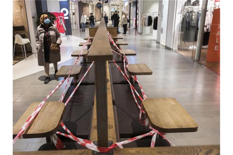 Abgesperrte Sitzgelegenheiten in einem Einkaufszentrum im schwedischen Uppsala. Foto: Henrik Montgomery/TT News Agency/AP/dpa