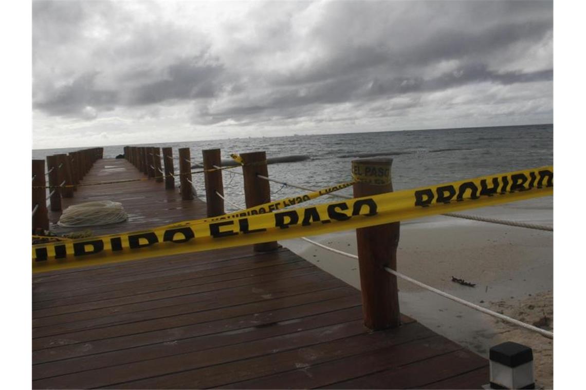 Hurrikan „Delta“ trifft auf mexikanische Halbinsel Yucatán Abgesperrter Steg: „Delta“ verstärkte sich schnell zu einem Hurrikan der Kategorie zwei. Foto: Tomas Stargardter/AP/dpa