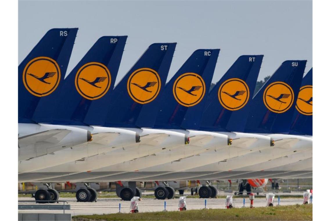 Abgestellte Flugzeuge der Fluggesellschaft Lufthansa stehen auf dem Areal des Hauptstadtflughafens Berlin-Brandenburg (BER) abseits der Start- und Landebahn. Foto: Patrick Pleul/dpa-Zentralbild/dpa