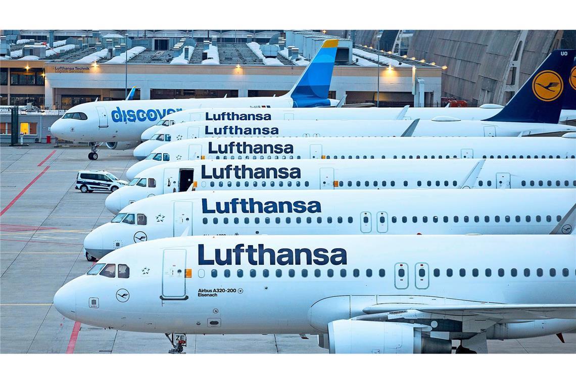 Abgestellte Flugzeuge der Lufthansa sowie eines der Tochtergesellschaft Discovery stehen auf dem Flughafen Frankfurt. Am Freitag soll gestreikt werden (Archivfoto).
