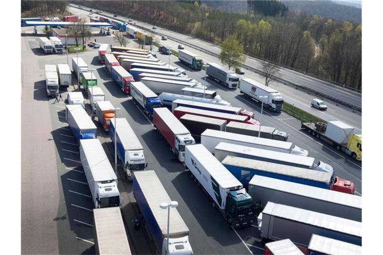 Abgestellte Lastwagen stehen auf der Rastätte Siegerland Ost (A45). Laut Tüv-Report 2019 wiesen 14 Prozent aller untersuchten Fahrzeuge geringe Mängel auf, 67 Prozent waren mängelfrei. Foto: Arnulf Stoffel