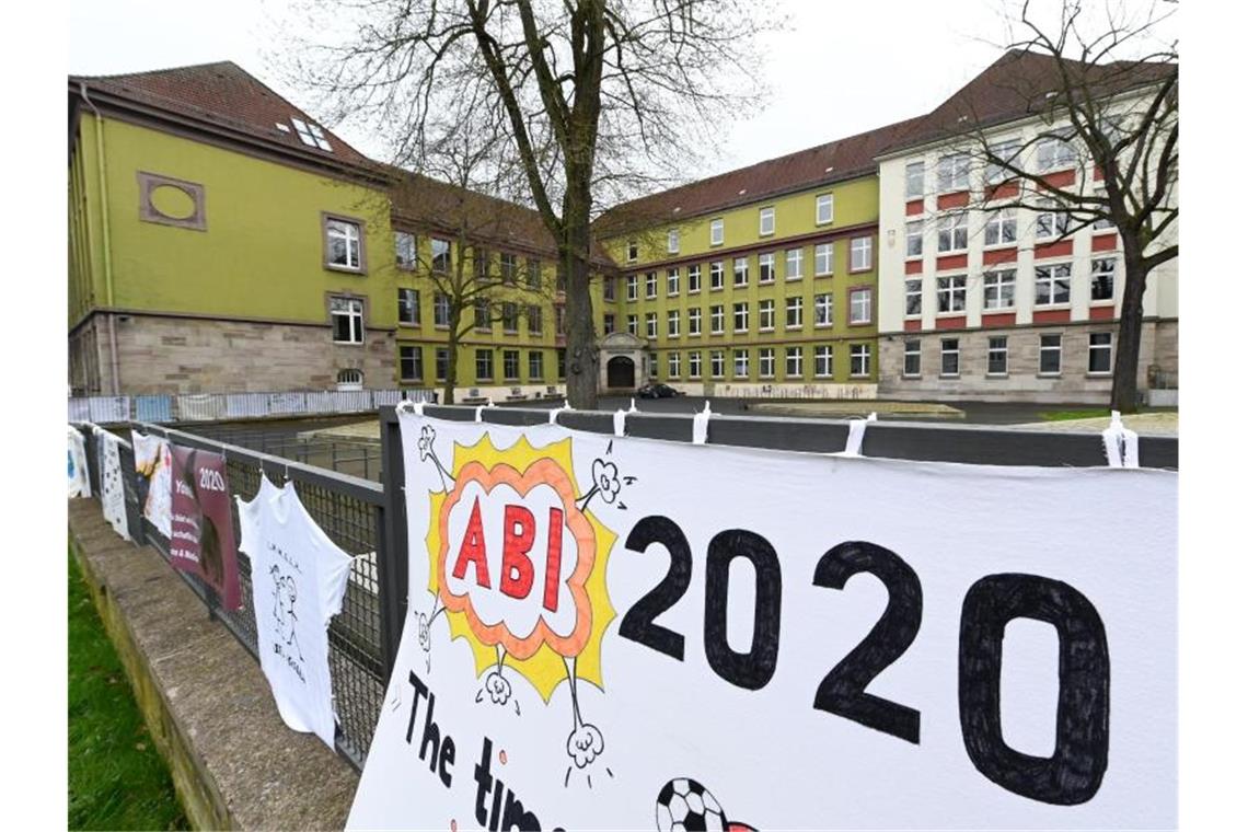 Bundesländer verschieben Schulabschlussprüfungen Abi 2020 - in Bayern werden die Prüfungen wegen des Coronavirus auf dem 20. Mai verschoben. Foto: Uwe Zucchi/dpa