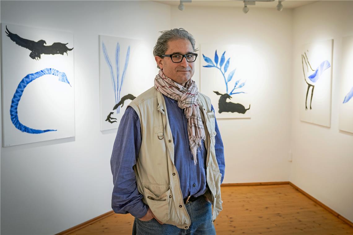 Der Stuttgarter Künstler Abi Shek stellt im Backnanger Helferhaus aus Abi Shek ist in Israel in einem Kibbuz, einer Art landwirtschaftlich geprägten Kommune, aufgewachsen. Sein Kulturbegriff und sein Bezug zu Mensch und Tier sind davon beeinflusst. Foto: Alexander Becher