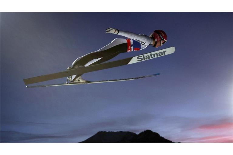 Abigail Strate aus Kanada springt bei der Two-Nights-Tour in Oberstdorf.