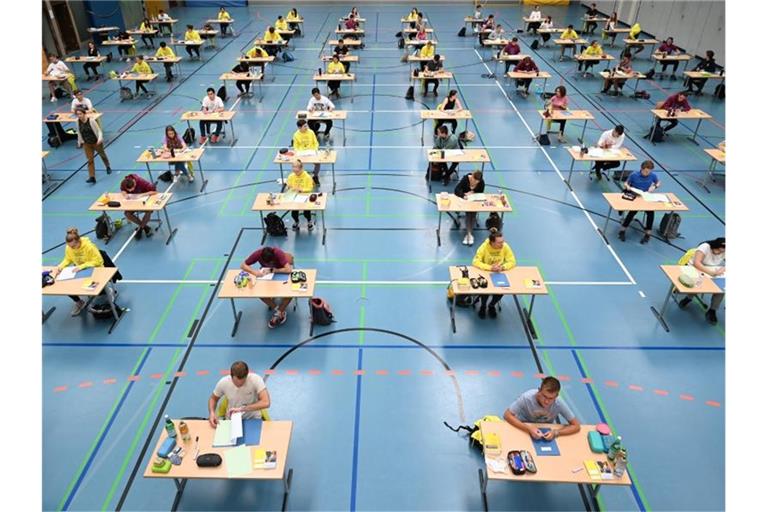 Abitur-Prüfungen mit Abstand. Foto: Felix Kästle/dpa/Archiv