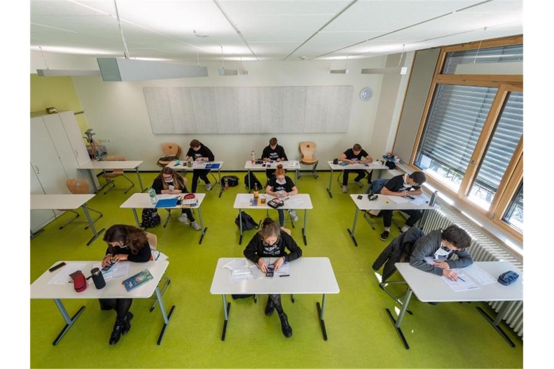 Startschuss für viele Geschäfte - Ansturm bleibt aus Abiturienten am Gymnasium Dresden Klotzsche sitzen mit Abstand und Mundschutz in einem Klassenzimmer. Foto: Robert Michael/dpa-Zentralbild/dpa