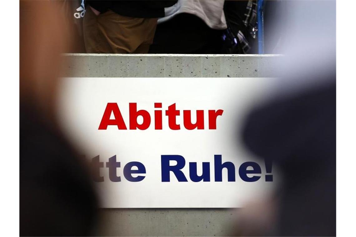 Bundesländer streiten lautstark über Einheits-Abitur Abiturprüfungen in einem hessischen Gymnasium: Die Debatte über ein Zentralabitur in Deutschland nimmt Fahrt auf. Foto: Thomas Warnack
