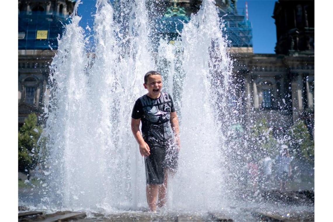 Abkühlen im Brunnen: Berlin wird bis 2050 so warm wie das australische Canberra. Foto: Kay Nietfeld