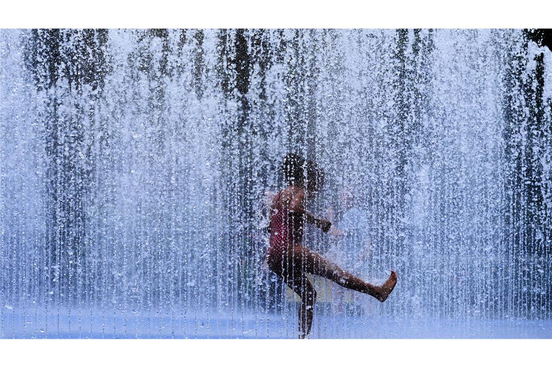 Bilder des Tages Abkühlung: Ein Kind spielt in einem Springbrunnen in London, während ungewöhnliche Hitze in der britischen Hauptstadt herrscht.