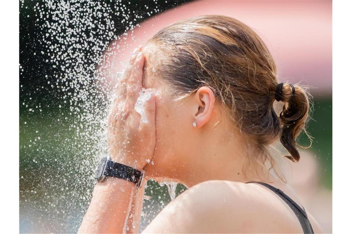 Abkühlung: Nach der großen Hitze gehen die Temperaturen in der kommenden Woche runter. Foto: Christoph Soeder/dpa