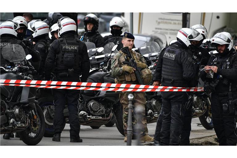Abriegelung vor den iranischen Konsultat in Paris. Ein Augenzeuge berichtete, er habe einen Mann „mit einer Granate oder einer Sprengstoffweste“ beim Betreten   beobachtet.