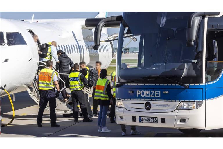 Abschiebeflug nach Sofia: Fünf vollziehbar ausreisepflichtige Personen werden  nach Bulgarien abgeschoben.
