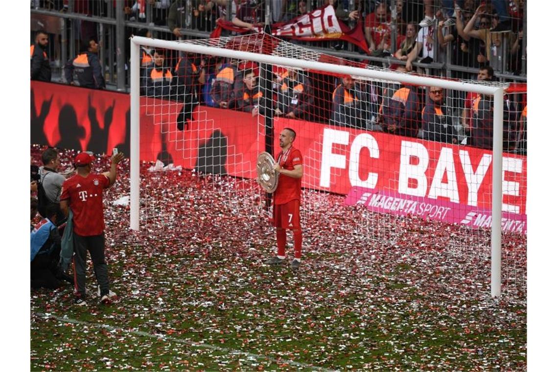 Abschied mit Jubel: Bayerns-Altstar Franck Ribery (M) zeigt die Meisterschale. Foto: Sven Hoppe