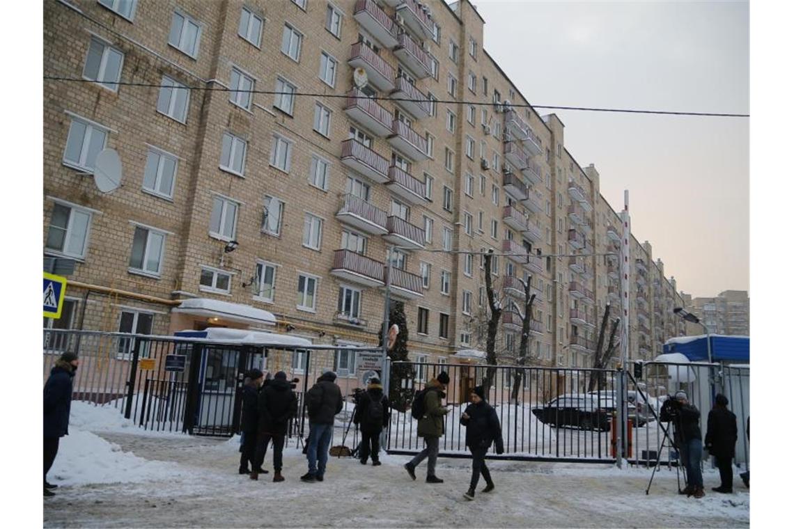 Moskau-Büro der Deutschen Welle dicht: Kritik an Russland Abschied nehmen: Journalisten versammeln sich vor dem Moskauer Büro der Deutschen Welle. Foto: Alexander Zemlianichenko Jr/AP/dpa