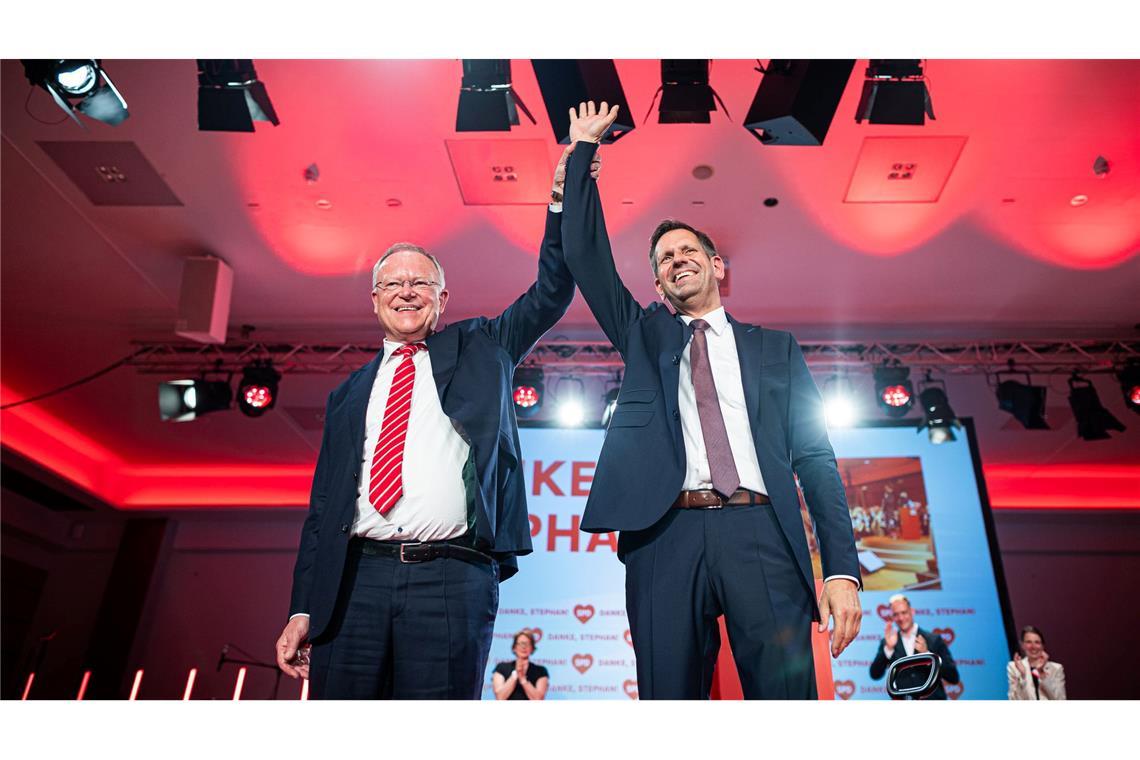 Bilder des Tages Abschied und Neubeginn: Stephan Weil (, l), scheidender Ministerpräsident von Niedersachsen, und sein designierter Nachfolger Olaf Lies beim Sonderparteitag der SPD Niedersachsen.