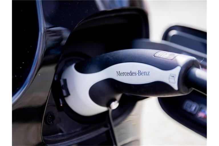Abschied von der Verbrennertechnologie: Daimler hat bei einem Investorentag seine aktualisierten Planungen für das näher rückende Elektrozeitalter vorgestellt. Foto: Christoph Soeder/dpa