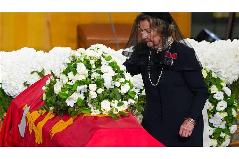 Abschied von König Harald V.: Norwegens Königin Sonja legt während der Trauerfeier für König Harald V. in der Kathedrale von Oslo eine Rose auf den Sarg.