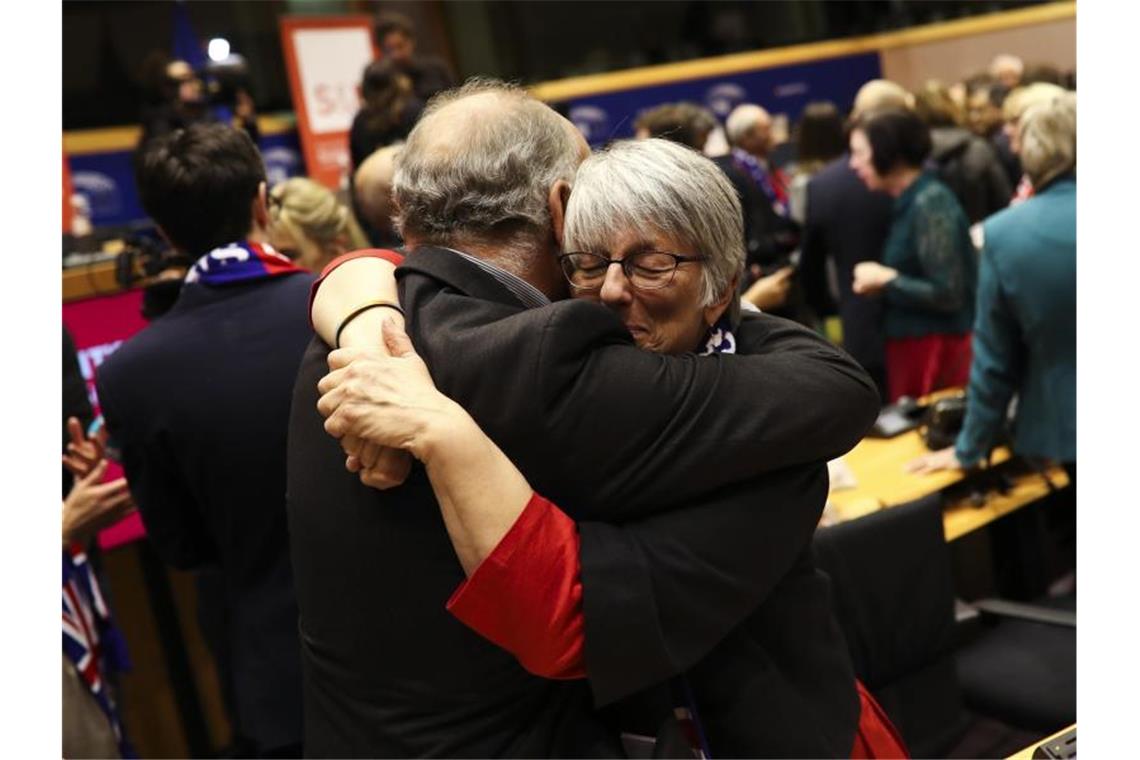 Abschied: Die britische Europaabgeordnete Julie Ward (r.) vor der Abstimmung über den Austritt Großbritanniens aus der EU. Foto: Francisco Seco/AP/dpa