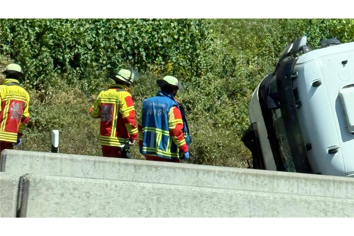 Unfall führt zu weiteren Sperrungen und Staus auf A8 Abschleppaktion auf der A8: Die Polizei sperrte die Autobahn im Baustellenbereich bei Pforzheim.