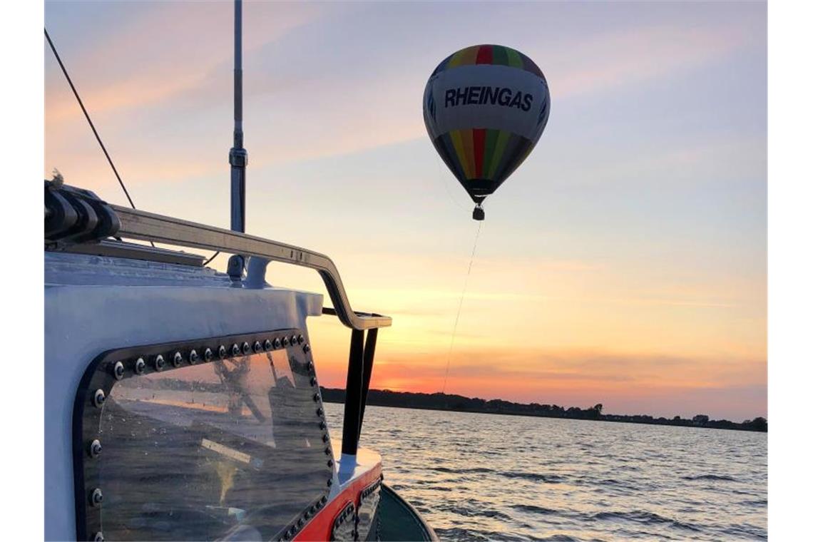 Abschleppen auf See: Seenotretter der Deutschen Gesellschaft zur Rettung Schiffbrüchiger (DGzRS) nähern sich einem Heißluftballon. Foto: Die Seenotretter - DGzRS