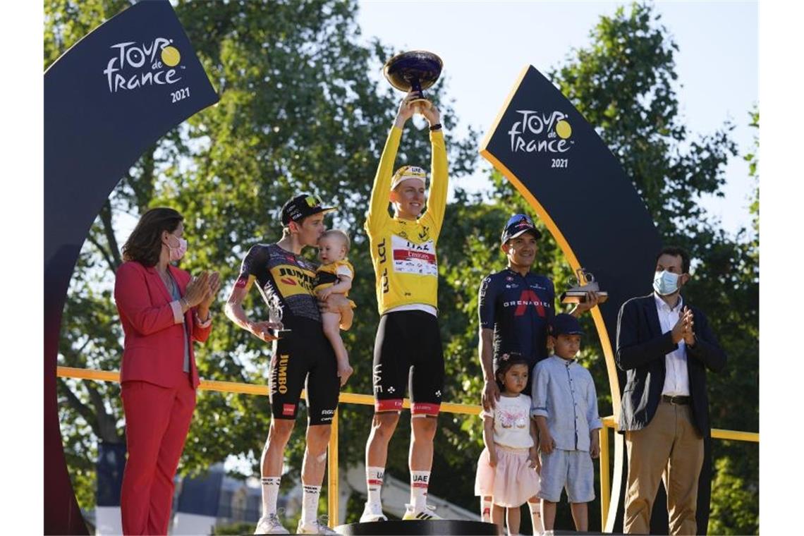 Pogacar auf dem Thron von Paris - Van Aerts irres Triple Abschlusspodium: Pogacar (M) zwischen Jonas Vingegaard (l) und Richard Carapaz. Foto: Daniel Cole/AP/dpa