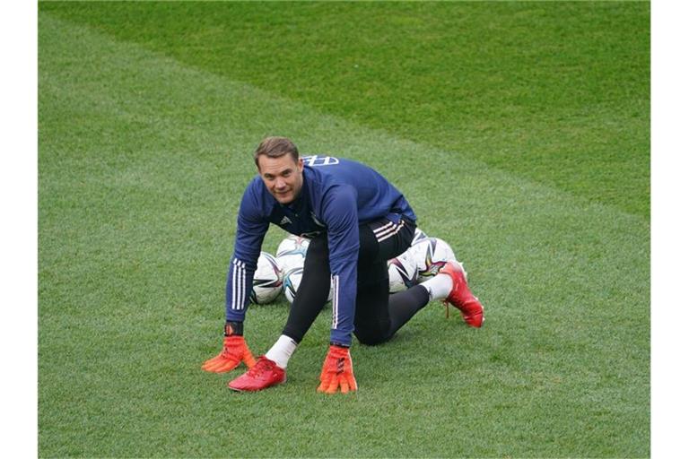 Abschlusstraining der Nationalmannschaft: Torwart Manuel Neuer macht sich warm. Foto: Marcus Brandt/dpa