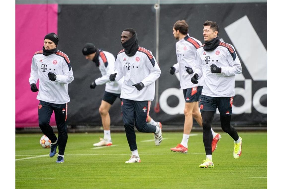 Abschlusstraining des FC Bayern auf dem Vereinsgelände vor dem Abflug zum Gruppenspiel bei Dynamo Kiew. Foto: Matthias Balk/dpa