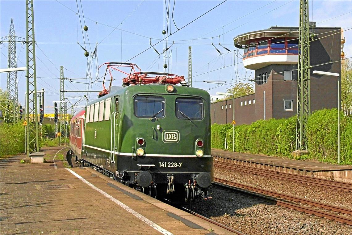 Die schicken neuen Wagen sind da Absolvierte mehrere Fahrten auf der Murrbahn: Der „Knallfrosch“. Foto: G. Habermann