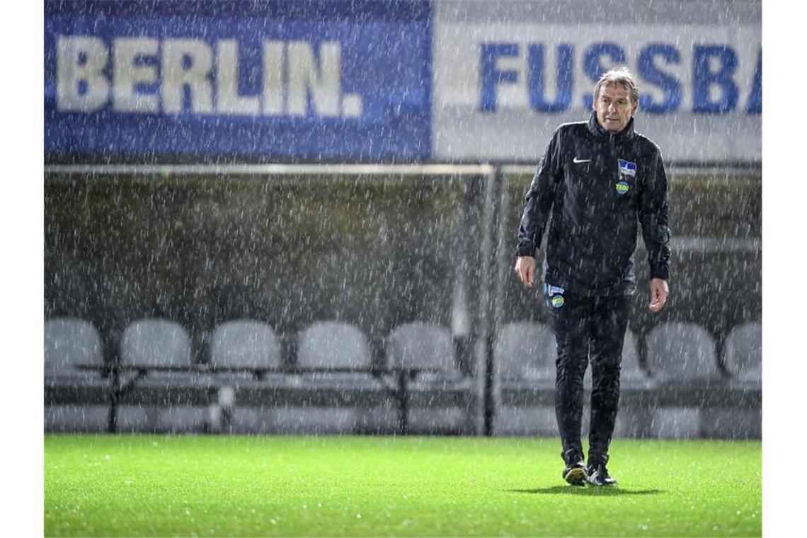 Absolvierte sein erstes Training mit Hertha BSC im Regen: Jürgen Klinsmann. Foto: Britta Pedersen/dpa-Zentralbild/dpa