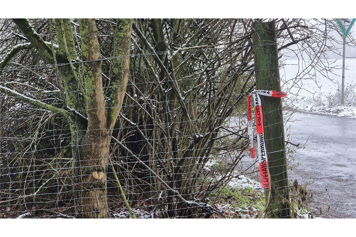 Absperrband der Polizei hängt an einem Holzpfosten. Ein 14-jähriger Jugendlicher ist tot an einem See südlich von Düsseldorf gefunden worden.