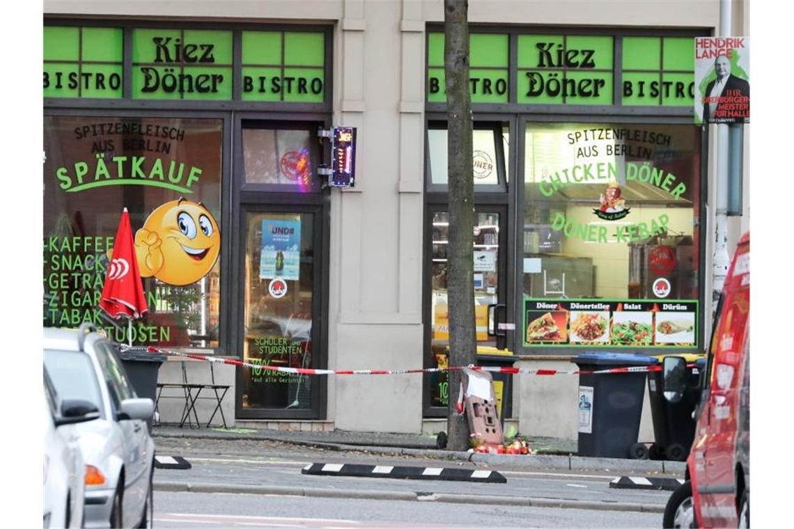 Absperrband der Polizei hängt vor dem Dönerladen in Halle. Foto: Jan Woitas/dpa-Zentralbild/dpa