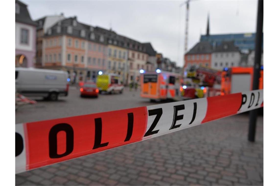 Absperrband der Polizei in der Innenstadt von Trier. Foto: Harald Tittel/dpa