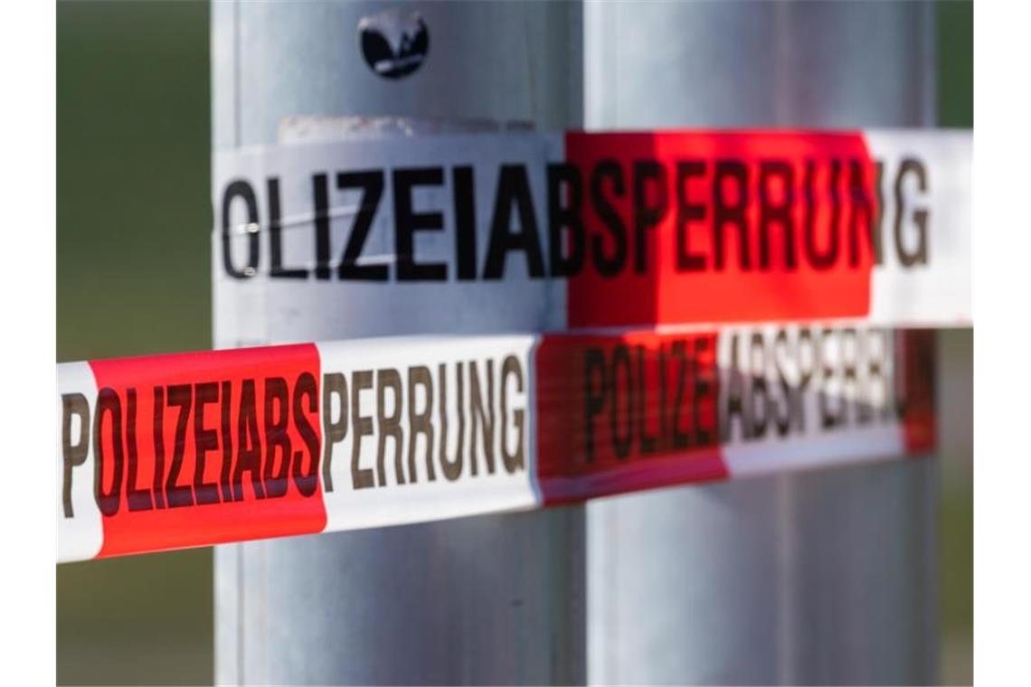 Bauarbeiter finden menschliches Skelett aus dem Mittelalter Absperrband der Polizei ist zu sehen. Foto: Robert Michael/dpa-Zentralbild/dpa/Symbolbild