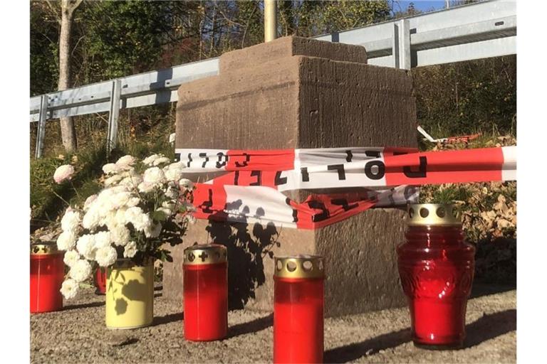 Absperrband der Polizei, Kerzen und Blumen am Unglücksort. Foto: Andreas Dunker/dpa