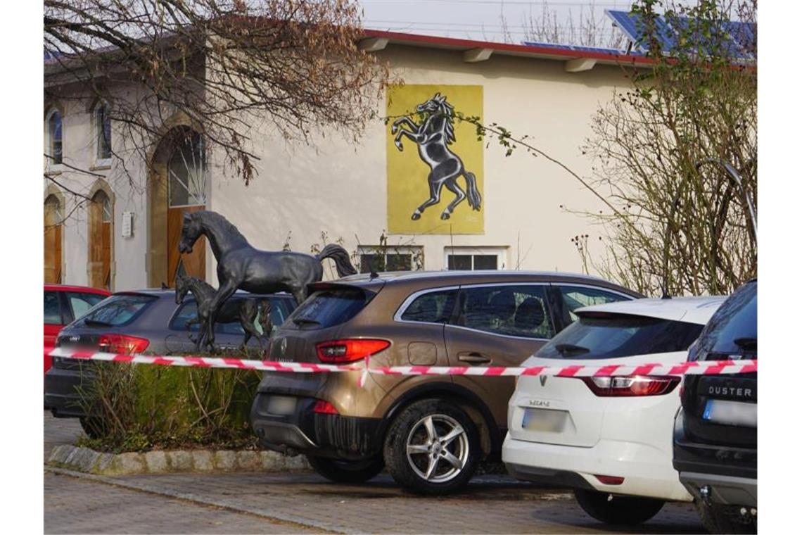 Absperrband ist vor einem Wohnhaus auf einem Aussiedlerhof bei Güglingen zu sehen. Foto: Hemmann/SDMG/dpa