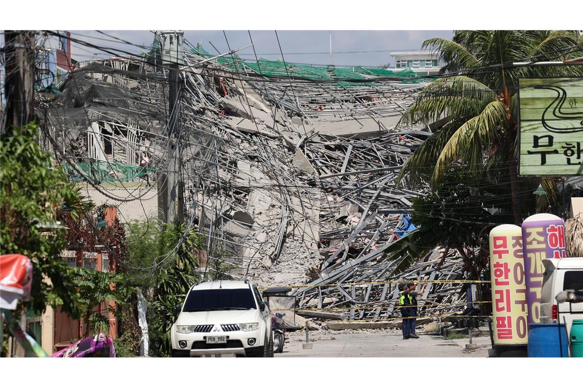 Absperrband markiert den Bereich um ein eingestürztes Gebäude in der philippinischen Provinz Pampanga, nördlich von Manila.