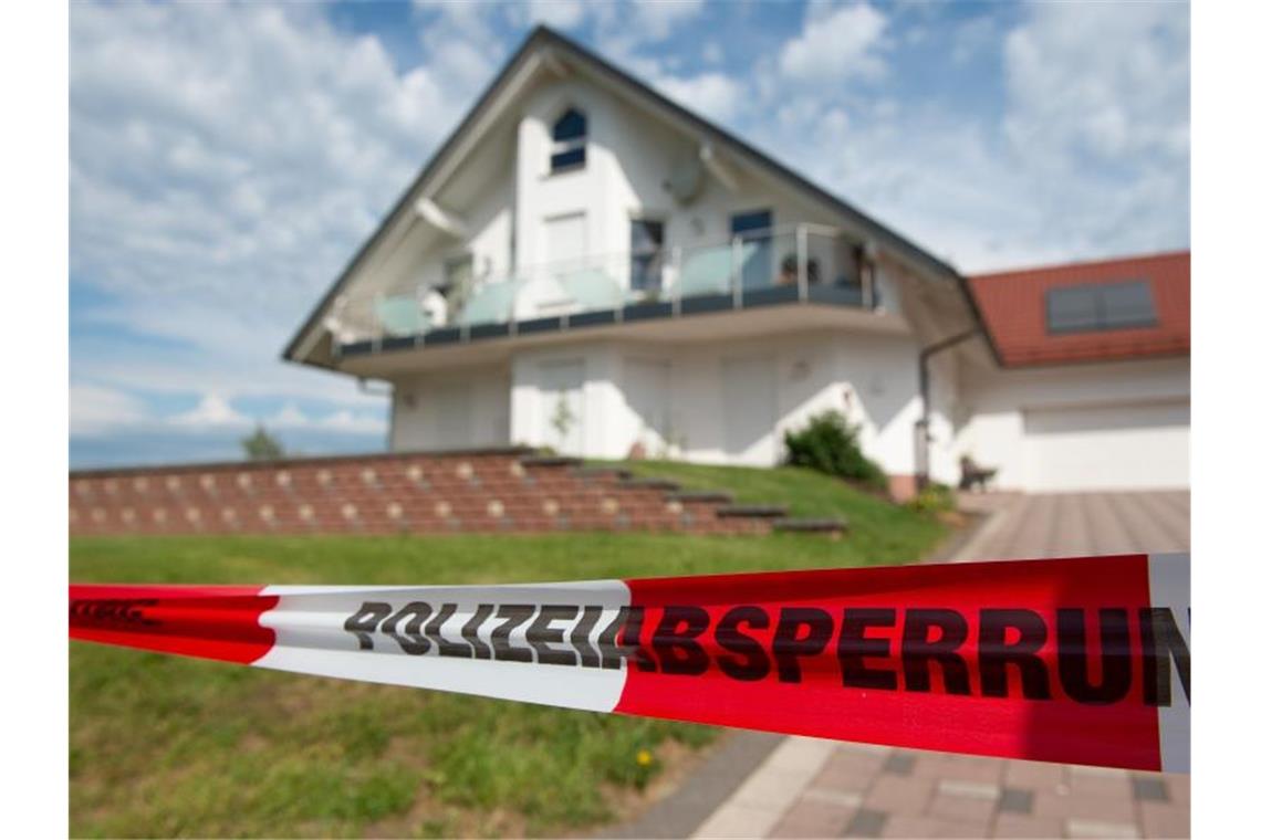 Trotz Hinweisen keine heiße Spur im Fall Lübcke Absperrband vor Lübckes Haus in Wolfhagen. Foto: Swen Pförtner