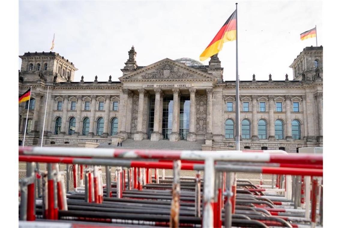Abstimmung über Infektionsschutzgesetz am Mittwoch Absperrgitter stehen am Morgen vor dem Reichstagsgebäude. Foto: Kay Nietfeld/dpa