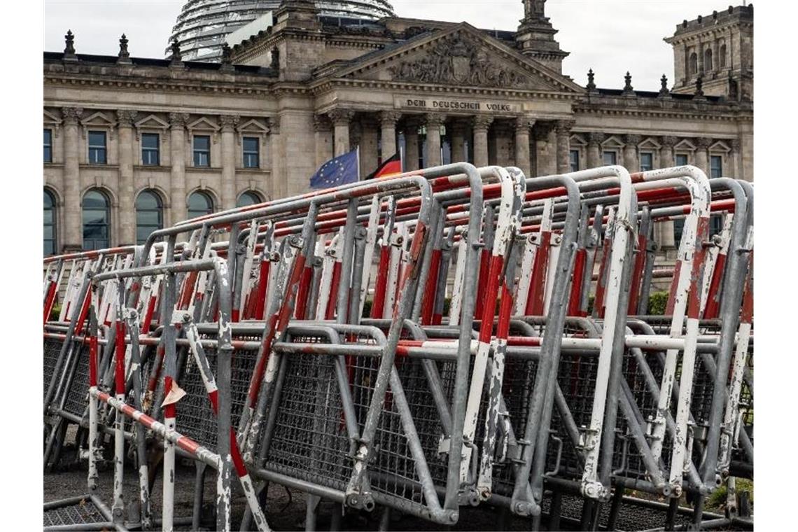Absperrgitter stehen am Reichstagsgebäude. Nach dem gekippten Verbot einer Großdemonstration gegen Corona-Maßnahmen werden sie vermutlich doch gebraucht. Foto: Paul Zinken/dpa