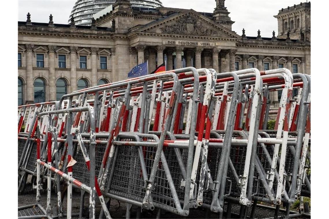 Berlin rüstet sich für Protest-Wochenende Absperrgitter stehen am Reichstagsgebäude. Nach dem gekippten Verbot einer Großdemonstration gegen Corona-Maßnahmen werden sie vermutlich doch gebraucht. Foto: Paul Zinken/dpa