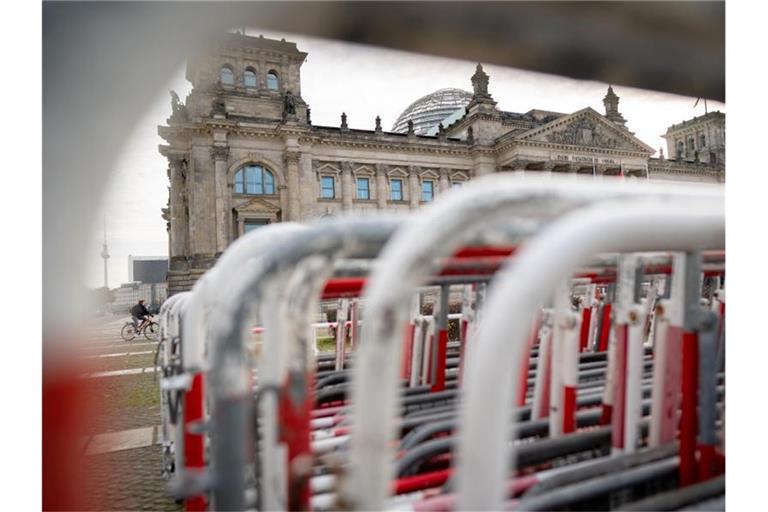 Absperrgitter stehen vor dem Reichstagsgebäude. Hier findet am heute eine Demonstration gegen das Infektionsschutzgesetz statt. Das Gesetz wird vom Bundestag verabschiedet. Foto: Kay Nietfeld/dpa