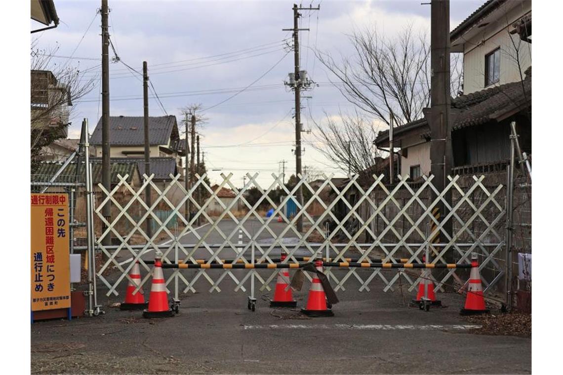 Absperrung in der Nähe des Kernkraftwerks Fukushima Daiichi. Das Gebiet dahinter bleibt auch zehn Jahre nach dem Erdbeben im März 2011 gesperrt. Foto: --/kyodo/dpa