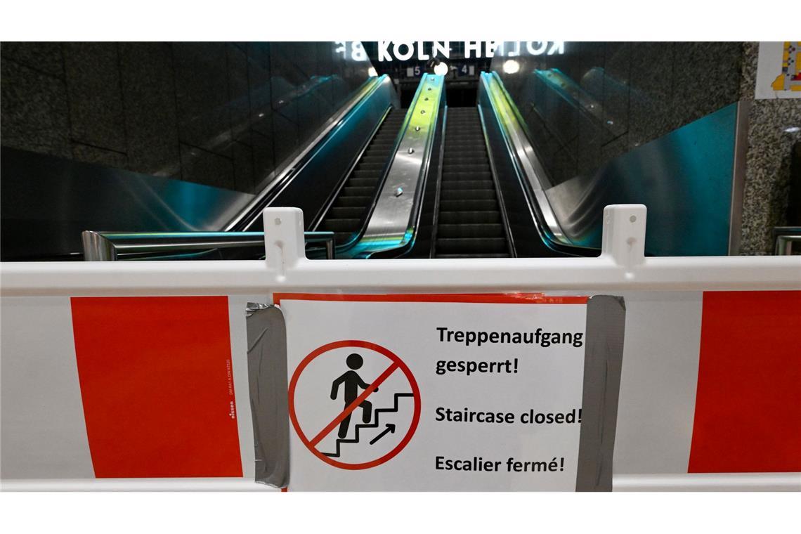 Absperrungen und Hinweisschilder an den Aufgängen sorgen im Hauptbahnhof dafür, das Bauarbeiten nicht behindert werden. Die Bahn hat am Kölner Hauptbahnhof mit den Bauarbeiten für ein neues Stellwerk begonnen.