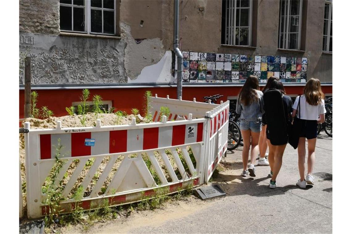 Das sind die größten Baustellen an den Schulen Absperrungen vor einer maroden Wand an einer Berliner Schule. Foto: Jens Kalaene/dpa-Zentralbild/dpa