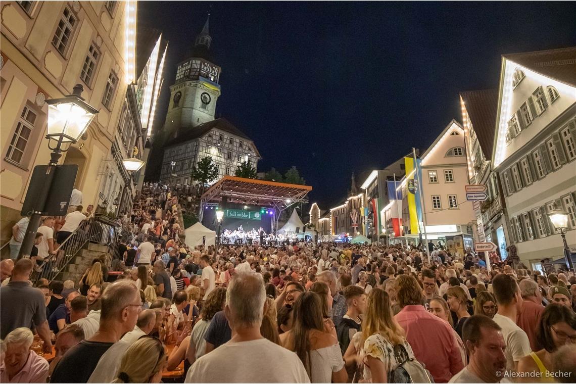 Straßenfest frühestens im September Abstand halten ist beim Backnanger Straßenfest schwierig. Ob die 50. Auflage in diesem Jahr stattfinden kann, ist deshalb fraglich.Archivfoto: A. Becher